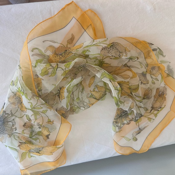 Vintage 30” x 30” tPolyester Scarf, Poppy Design. - Picture 10 of 12